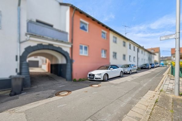 Außenansicht mit Tor