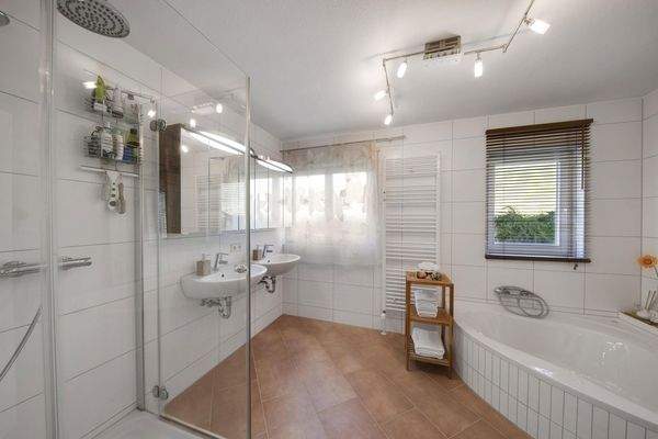 Bad mit Eckwanne und Dusche