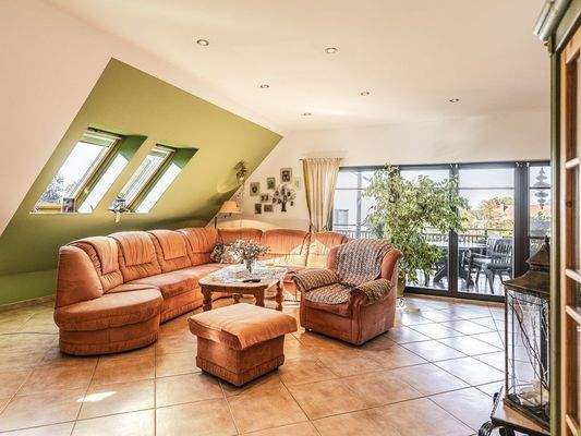 Wohnzimmer im OG - Blick auf die Dachterrasse