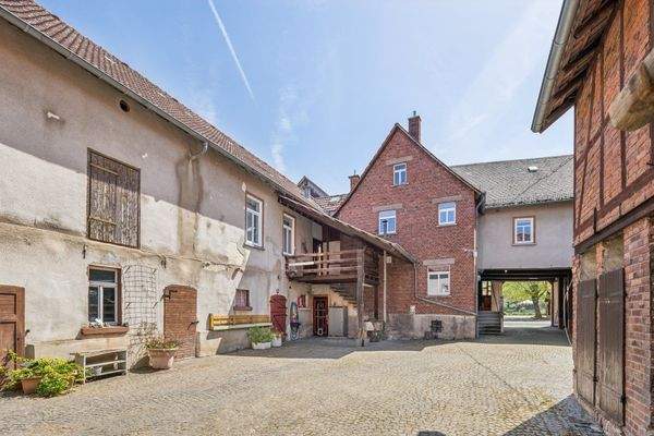 Hof mit Nebengebäuden 