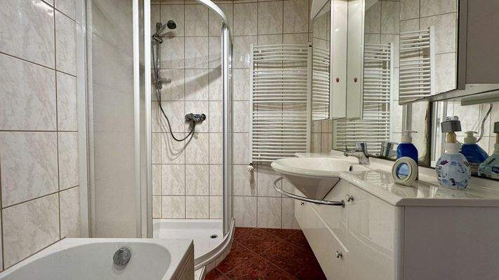 Bad mit Wanne und Dusche