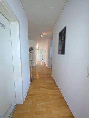 Flur Blick zum Wohn- und Essbereich