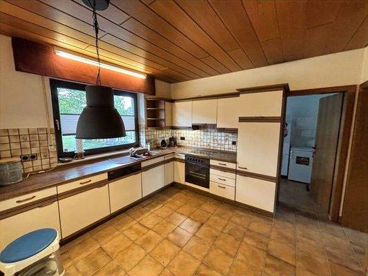 Blick in die Wohnküche / Zugang Abstellraum (Büro)