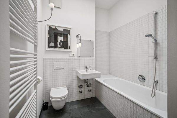 Badezimmer mit Belüftungsmöglichkeit durch ein elektrisches Dachfenster