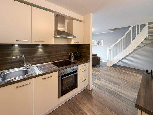 4. Küchenzeile abgrenzent vom Wohnbereich.jpg