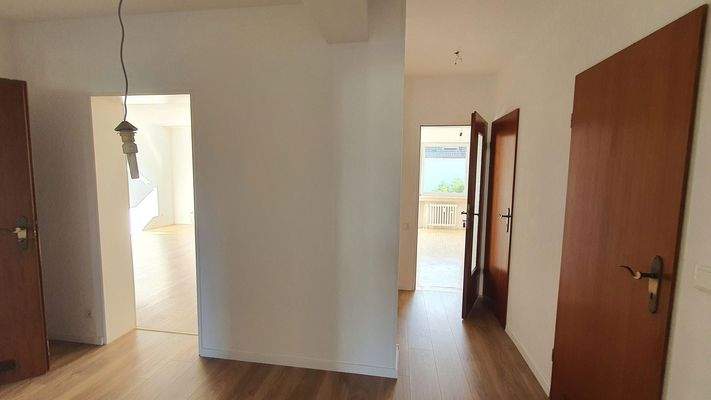 Flur: Wohnzi, Küche,Abstellr.