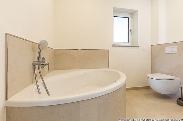 Badezimmer mit Eck-Badewanne