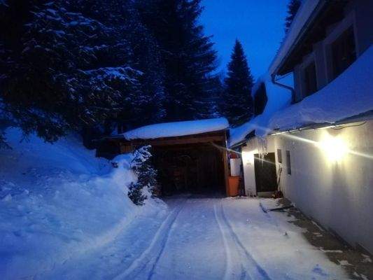 539, Zufahrt mit Carport