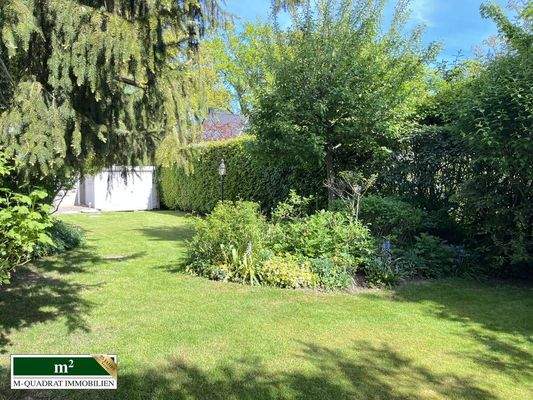 Blick aus dem Garten zum Haus