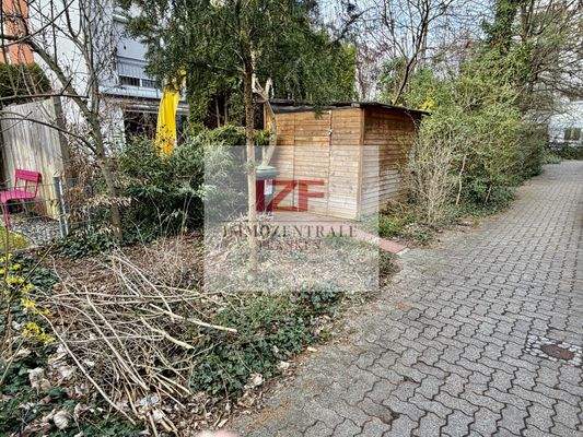 Kleiner Gartenschuppen vor dem Haus