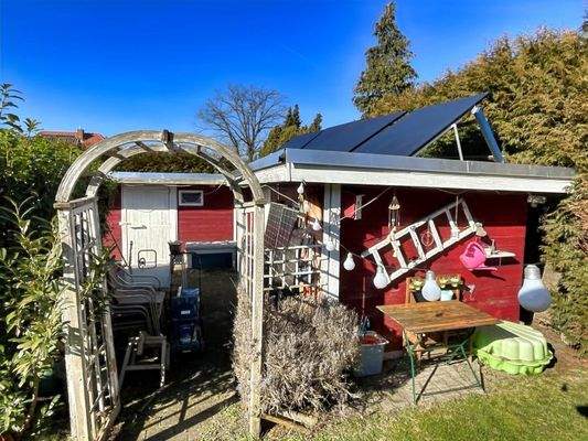 Nebengebäude mit Solaranlage