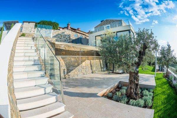 Eine mediterrane Bepflanzung ziert die Terrasse