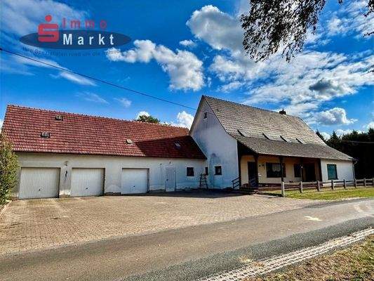 Nord-Ansicht mit Garagen