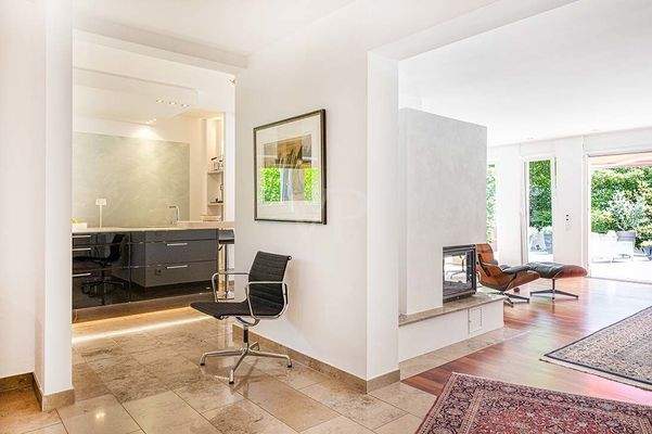 Ausschnitt mit Blick Küche und Kamin