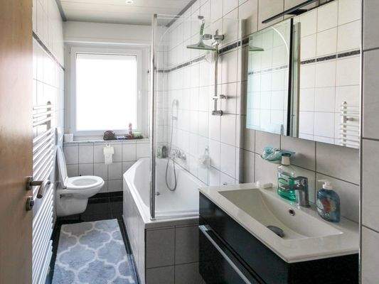 Tageslichtbad mit Duschbadewanne EG