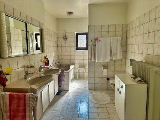 63083901_2-großes Badezimmer im Obergeschoss.jpeg