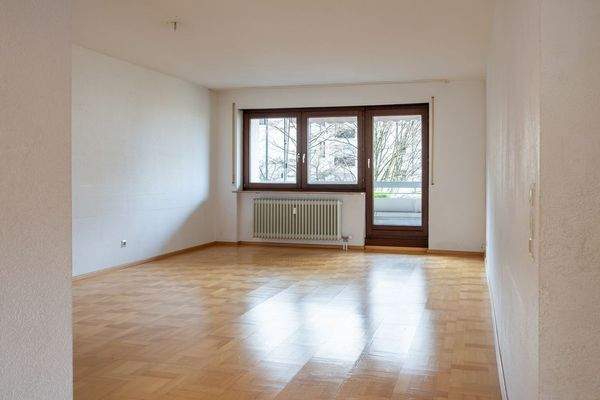 Leeres Wohnzimmer mit Fenster