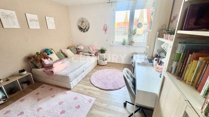 tolles Kinderzimmer mit viel Licht