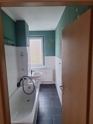 Helles Badezimmer mit Wanne