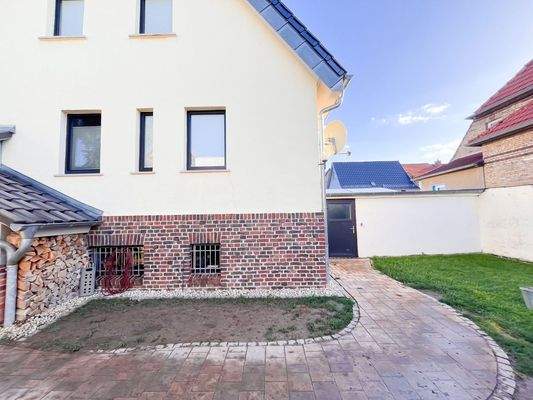 Grundstück und Zugang zur Garage 