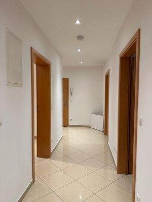 Traumhafte, frisch renovierte Wohnung mit Balkon und eigenem Stellplatz in bester Lage.