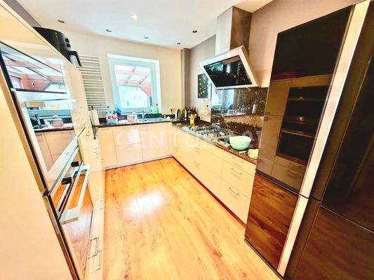 große neuwertige Küche