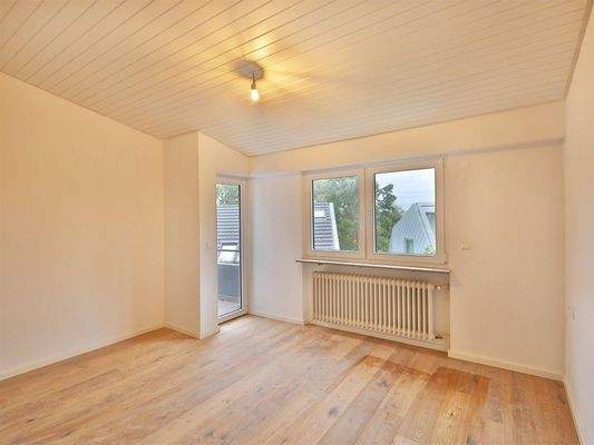 Großes, schönes Schlafzimmer mit Balkon