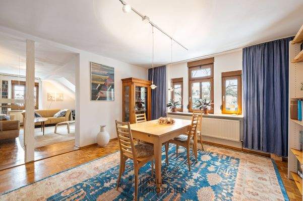 Esszimmer mit Zugang zum Wohnzimmer