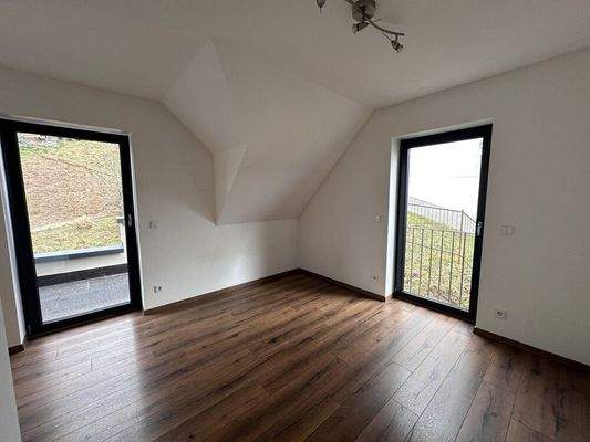 Kinderzimmer I mit Ausgang auf die noch fertigzustellende Dachterrasse (DG)