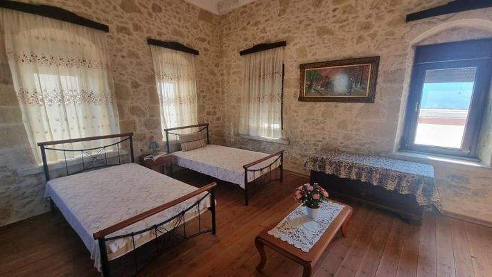 Kreta, Agios Myronas: Einfamilienhaus aus Stein zu verkaufen