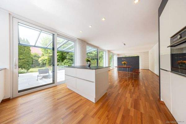 Küche mit Terrassenzugang