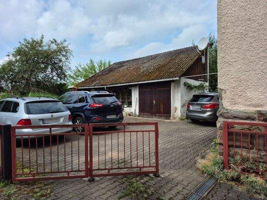 Hofeinfahrt mit Parkmöglichkeiten
