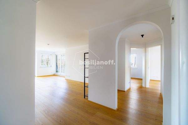 Diele mit Blick zum Wohn- und Schlafbereich