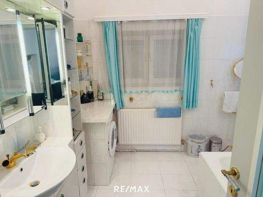 EG Bad mit Wanne & WC