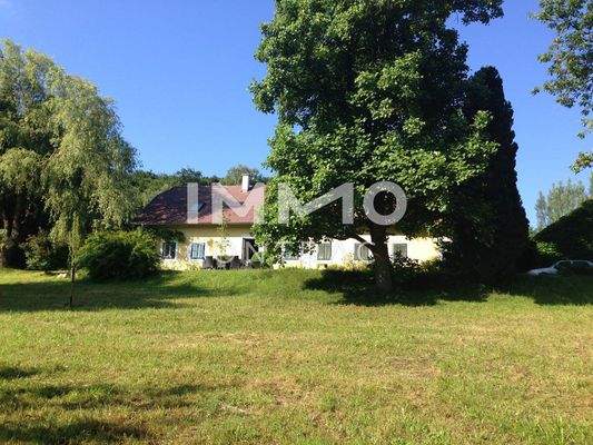 Blick von den Streuobstwiesen auf das Haus 