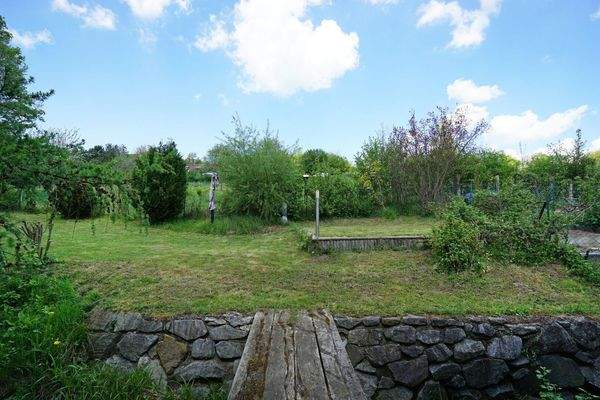 Brücke über das Bachbett und Garten