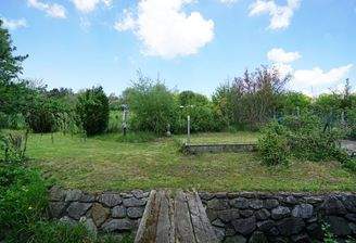 Brücke über das Bachbett und Garten