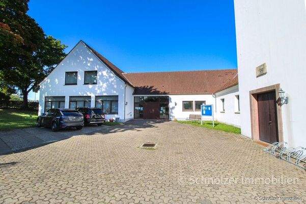 Gemeindehaus und Kircheneingang