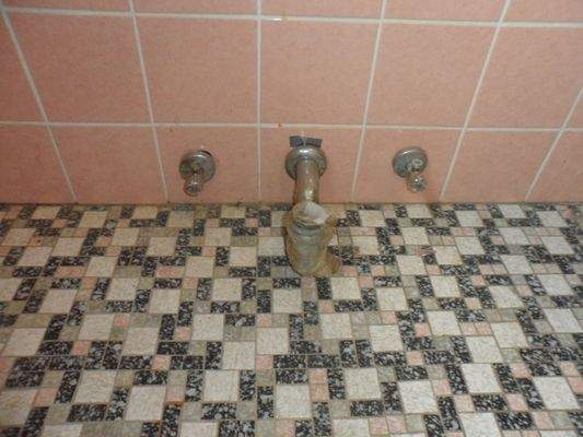 wertige Bodenfliesen Bad HW.JPG