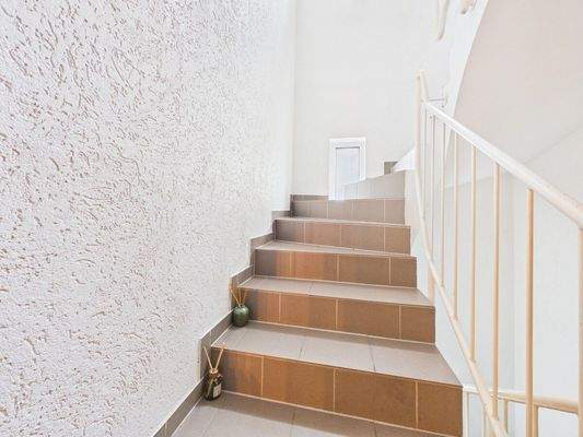 Aufgang Treppenhaus zur Wohnung OG