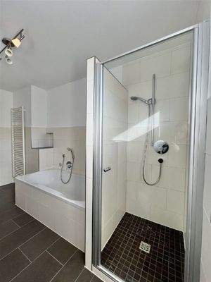 Moderne, fast bodengleiche Dusche im OG