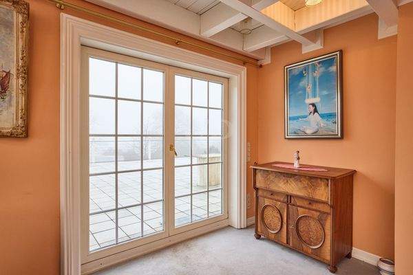 Weitläufige Terrasse mit Blick in die Natur