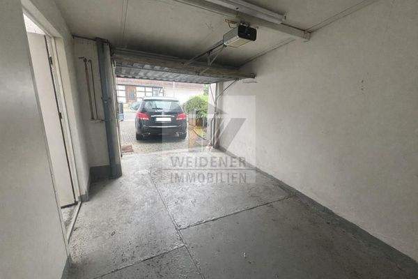Garage mit vorgelagertem Stellplatz