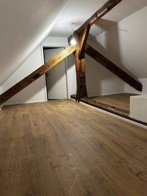 Büro im DG mit Sprechanlage zur Tür