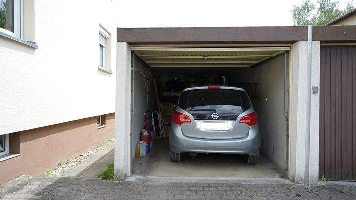 Zugehörige Garage