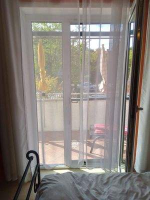 Schlafzimmer zum Balkon