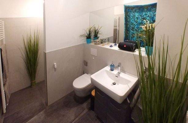 Innenliegendes Bad mit Dusche