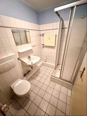 helles Duschbad mit Wa-Ma-Anschluss