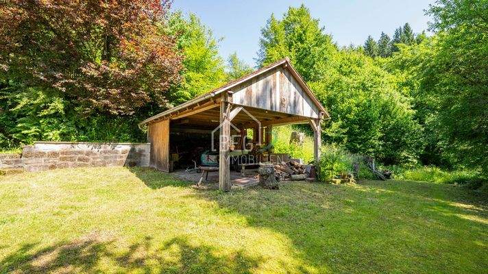 offene Brennholzhalle