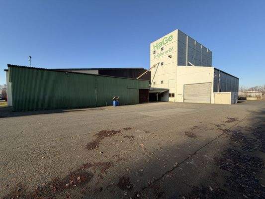 Außenansicht Lagerhalle und Silo